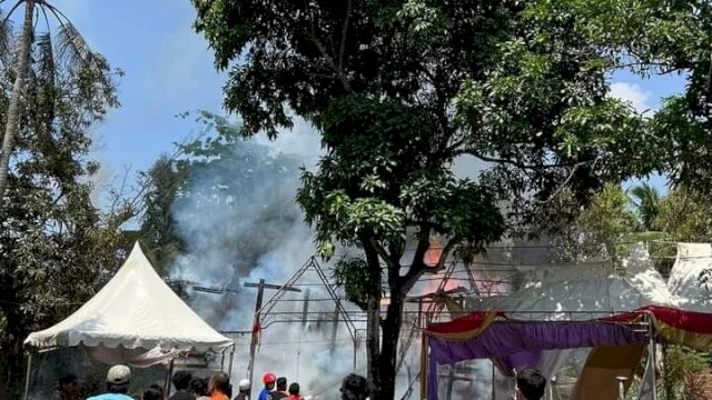 Suasana kebakaran di rumah calon pengantin bernama Nur Amir Deng Tunru. Foto: ist