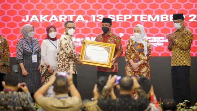 Kementerian Pendayagunaan Aparatur Negara dan Reformasi Birokrasi (PAN-RB) memberikan penghargaan kepada Pemprov Sulsel karena menjadi pengusul kuota guru terbesar di Indonesia sesuai kebutuhan tahun 2022/IST