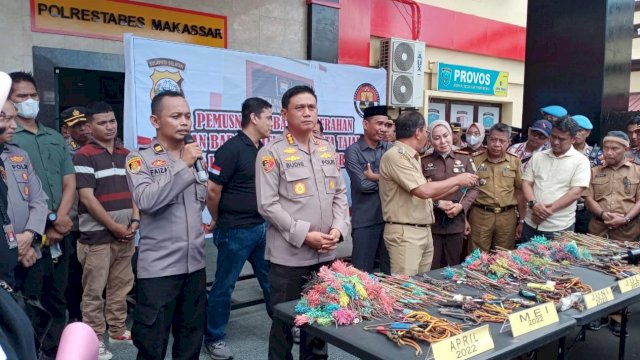 ekspose pemusnahan ribuan barang bukti berbagai senjata tajam hasil sitaan di Mapolrestabes Makassar, pada Selasa (13/9/2022). Foto: portalmedia/reza