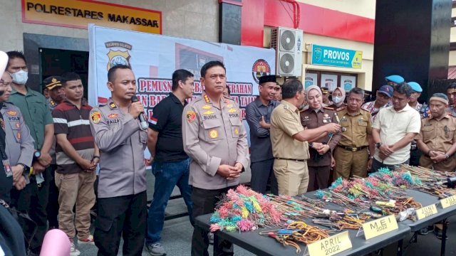 Iptu Faizal yang memberikan pernyataan di hadapan wartawan di Mapolrestabes Makassar(Portal Media/Reza)