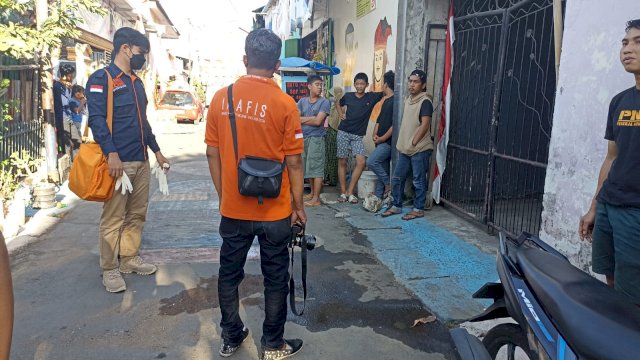 Polisi yang melakukan olah TKP di lokasi penikaman (ist)