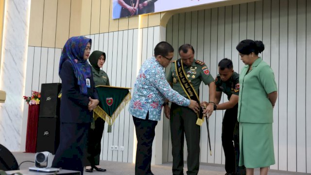 Pengukuhan Pangdam XIV Hasanuddin Mayjen TNI Totok Imam Santoso, dan Ketua Persit Kartika Chandra Kirana Daerah XIV Hasanuddin Desi Subianti, sebagai Bapak dan Bunda Asuh Anak Stunting, di Balai Prajurit Sultan Hasanuddin, Selasa, 13 September 2022/IST
