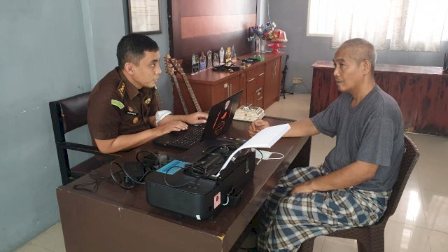 Penyidik Kejaksaan Tinggi (Kejati) Sulsel melakukan pemeriksaan terhadap mantan Kepala Satpol PP Makassar, Iqbal Asnan/IST