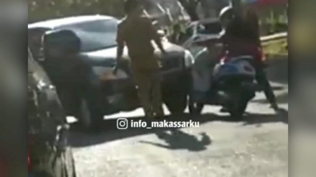 Potongan gambar oknum ASN tendang motor Emak-emak di Sinjai. Foto: Potongan videp dari IG info_makassarku