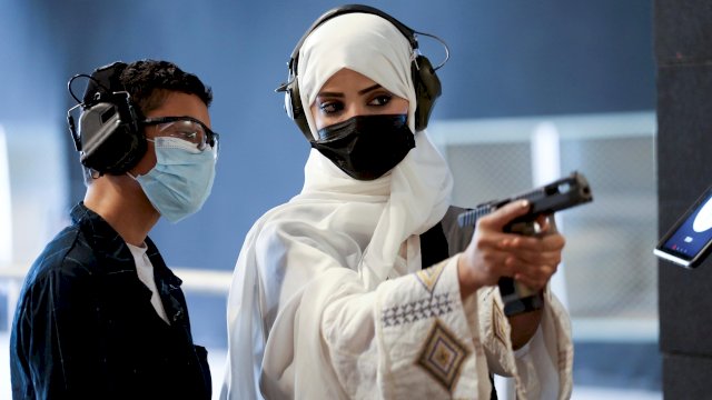 seorang perempuan di arab saudi sedang mengikuti pelatihan menembak. (the times)
