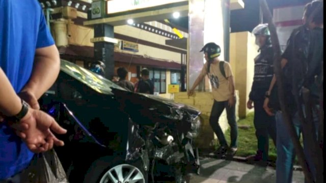 Kondisi mobil pemuda usai menabrak sejumlah korban. (Ist)
