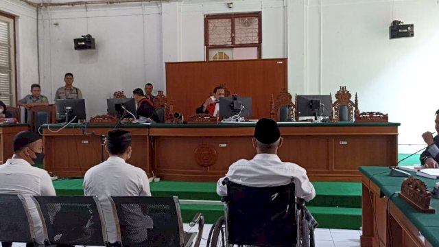 Sidang agenda mendengarkan keterangan saksi perkara pembunuhan berencana yang diotaki eks Kasatpol PP Makassar. Foto: Portalmedia/ Reza