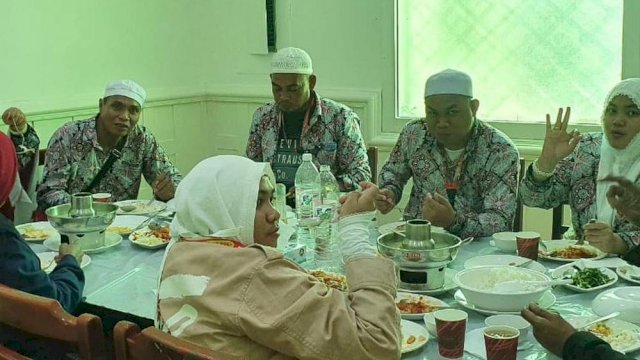 Rombongan Umroh Ananda Travel Ajak Jamaah  Wisata ke Tahlia Jeddah