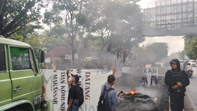 Mahasiswa yang memblokade Jalan Sultan Alauddin Makassar menggunakan mobil kontainer. (Portalmedia/Reza)
