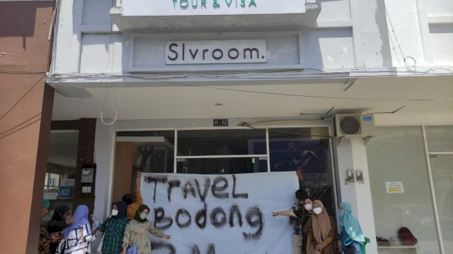 Kantor SLV Travel ketika didemo oleh User yang meminta refund atau pengembalian dana. Foto: dok portalmedia