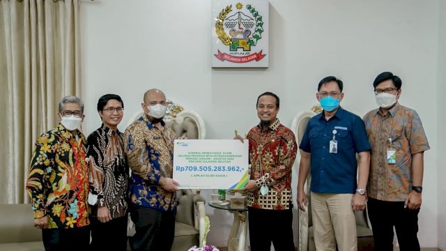 BPJS Ketenagakerjaan secara simbolis menyerahkan nominal pembayaran klaim seluruh program BPJS ketenagakerjaan periode Januari-Agustus 2022 total Rp709,5 miliar kepada Gubernur Sulsel, Andi Sudirman Sulaiman/IST