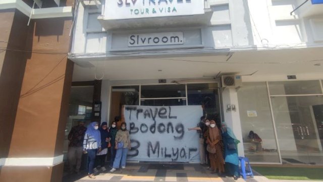 Korban diduga travel bodong saat menggelar aksi demonstrasi di Kantor SLV Travel menuntut uang mereka dikembalikan(Portal Media/Al Fath) 