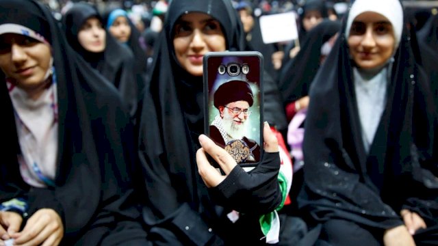 Perempuan di Iran Meninggal Setelah Ditahan karena Tidak Pakai Jilbab