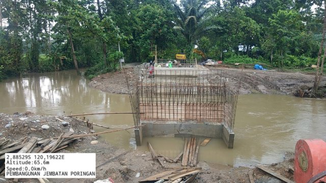 Pembangunan Jembatan Poringan yang terletak di Desa Tabah, Kecamatan Walenrang Timur, Kabupaten Luwu mengalami ambruk pada 8 November 2021 lalu/IST