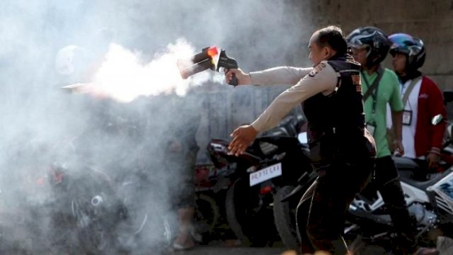 pelontar gas air mata atau flashball 