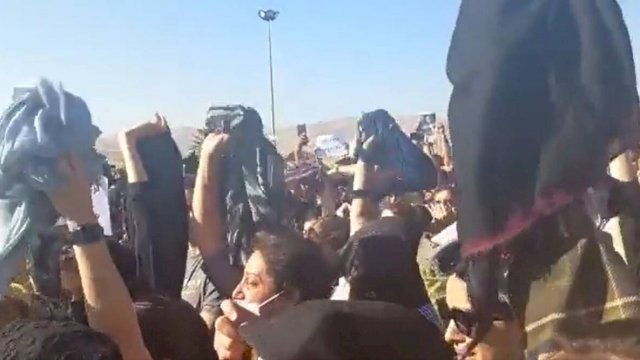 peserta demo di Iran lepas jilbab sebagai bentuk protes meninggalnya seorang perempuan di dalam penjara. dia ditangkap karena tidak menggunakan hijab.