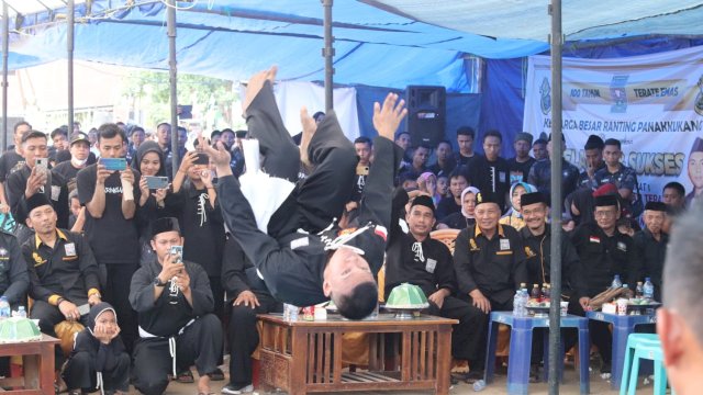Ketua DPRD Makassar, Rudianto Lallo saat menyaksikan pertunjukan yang ditampilkan dalam kegiatan warga Persaudaraan Setia Hati Terate Sulawesi Selatan/IST
