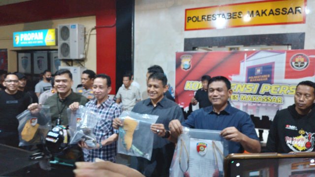 Polisi yang melakukan ekspose sejumlah kasus menonjol di Makassar. Foto: Portalmedia/Reza