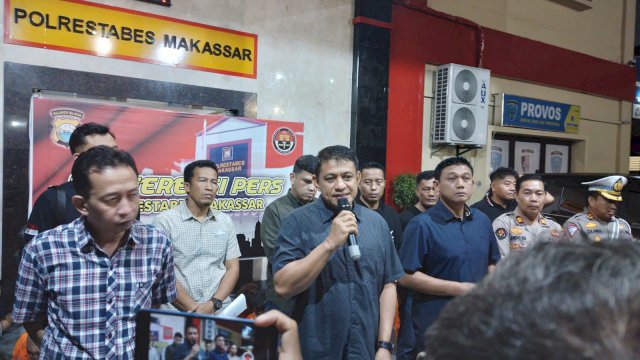Polisi yang melakukan  ekspose sejumlah kasus menonjol di Mapolrestabes Makassar. Foto: PORTALMEDIA/Reza