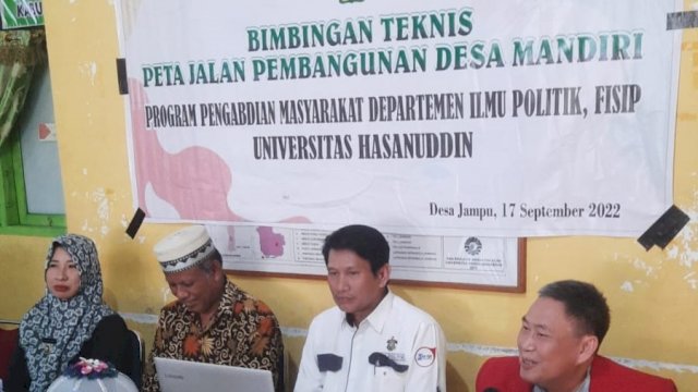 Dosen Depertemen Ilmu Politik Fisip Unhas menjalankan pengabdian kepada masyarakat dalam bentuk Bimbingan Teknis Peta Jalan Pembangunan Desa Mandiri di Desa Jampu Kabupaten Soppeng, Sabtu 17 September 2022
