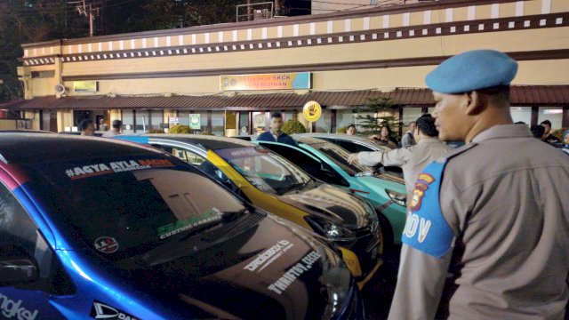 Puluhan roda empat yang terjaring aksi balap liat serta knalpot brong disita polisi di Mapolrestabes Makassar. Foto: portalmedia/Reza
