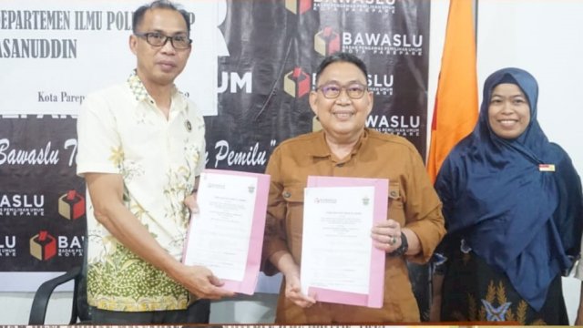 Penandatanganan kerjasama antara Depertemen Ilmu Politik Fisip Unhas dengan Bawaslu Parepare yang diwakili oleh masing-masing pimpinan lembaga/IST