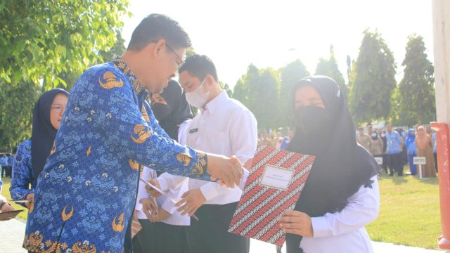 Bupati Bulukumba Andi Muchtar Ali Yusuf saat menyerahkan SK PPPK di lingkup Pemkab Bulukumba Senin 19 September 2022/IST