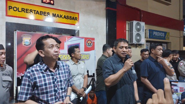 Kabid Humas Polda Sulsel, Kombes Pol Komang Suartana saat ekspose di Mapolrestabes Makassar, Minggu (18/9/2022) malam(Portal Media/Reza)