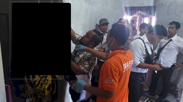 Pihak kepolisian saat mengevakuasi BR di kediamannya/IST