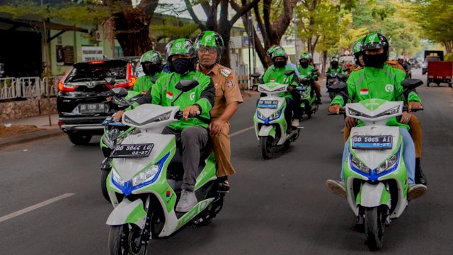 Walikota Makassar Moh.Ramdhan Pomanto Menggunakan layanan GoRide Menuju Kantor Balaikota Makassar di Hari Transportasi Publik/IST