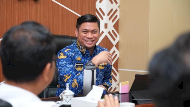 Bupati Gowa, Adnan Purichta Ichsan saat memimpin Rapat Koordinasi dalam rangka menyikapi isu strategis terkait Konservasi Lingkungan dan Strategi Pengelolaan Daerah Aliran Sungai (DAS) Jeneberang di Ruang Rapat Bupati Gowa, Senin (19/9)/IST