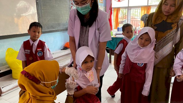 Ilustrasi pemberian imunisasi campak untuk kalangan anak sekolah dasar/IST