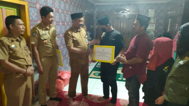 Tim Andalan Sulsel Peduli untuk melayat serta menyerahkan bantuan berupa tabungan beasiswa kepada 2 anak lainnya yang masih hidup/IST