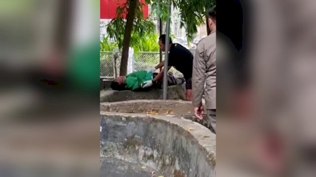 Potongan gambar dari video seorang driver ojol ditemukan tak sadarkan diri di Balai Kota Makassar. Foto: ist