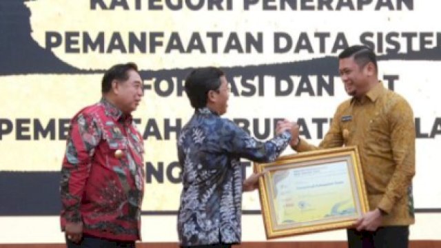 Gowa menerima penghargaan dalam BKN Award. Foto: dok Humas Gowa 