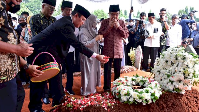 Prosesi pemakaman Ketua Dewan Pers Prof Azyumardi Azra,  di Taman Makam Pahlawan (TMP) Kalibata, Jakarta Selatan, Selasa (20/9/2022).