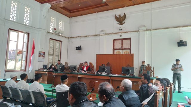Sidang pembunuhan honorer Dishub Makassar, Najamuddin Sewang, dengan tersangka utama Eks Kasatpol PP Makassar, Muh Iqbal Asnan.  Foto: Portalmedia/Reza