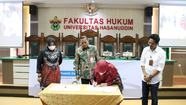 Penandatanganan nota kesepahaman atau Memorandum of Understanding (MoU) antara PTUN denga  dengan Universitas Hasanuddin Prof Jamaluddin Jompa di aula Dr Harifin A Tumpa, Kamis (22/9/2022)/IST