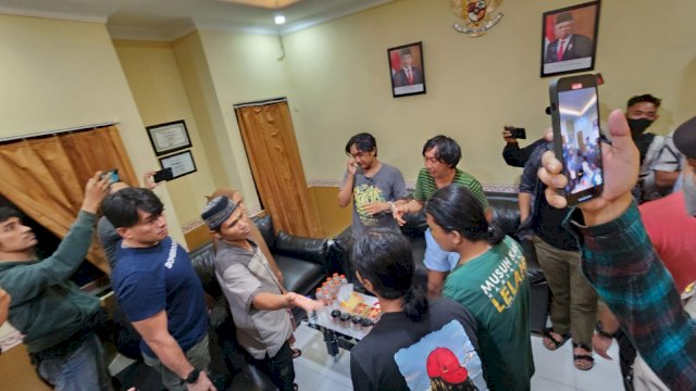 Moment para pelaku pengeroyokan  bertemu langsung memohon maaf pada orang tua Reza. Foto: ist