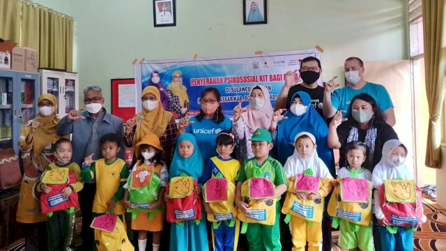 Bunda PAUD Sulsel dan UNICEF Serahkan Bantuan Psikososial Kit Bagi PAUD/TK
