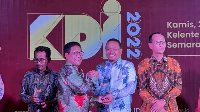 Kepala Dinas Kominfo Mahyuddin, mewakili Walikota Makassar Moh Ramdhan Pomanto menerima penghargaan yang diberikan langsung pada malam penganugerahan KDI 2022 MNC Portal di Semarang, Kamis (22/09)/Ist