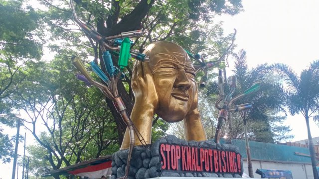 Tugu Knalpot Bising yang dibangun tepat di depan pos penjagaan lalu lintas di bawah Fly Over, Jalan A. P. Pettarani, Kota Makassar, Sulsel(Portal Media/Reza) 