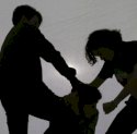 Perempuan Hajar Penjaga Toko Pakai Samurai Gara-gara Ditegur