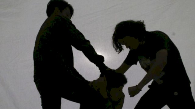 Perempuan Hajar Penjaga Toko Pakai Samurai Gara-gara Ditegur