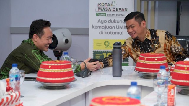 East Director PT Grab Teknologi Indonesia, Halim Wijaya bersama Bupati Gowa Adnan Purichta Ichsan usai melakukan penandatangan kerjasama peningkatan digitalisasi di sektor UMKM, perdagangan, dan pariwisata/IST