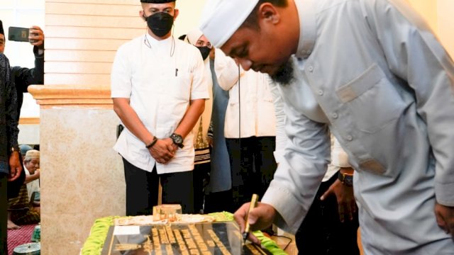  Gubernur Sulawesi Selatan, Andi Sudirman Sulaiman meresmikan Masjid Darul Falah Jalan Daeng Regee, Kelurahan Rappojawa, Makassar/IST