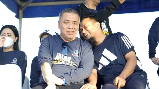 Gubernur Sulsel Andi Sudirman Sulaiman bercengkrama dengan Wakil Ketua DPP NasDem Ahmad Ali saat kegiatan Jalan Sehat Restorasi Partai Nasdem di Center Point of Indonesia (CPI), Makassar, Minggu 25 September 2022/IST