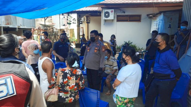 Aparat kepolisian dan warga yang berada di lokasi penemuan mayat wanita di Makassar.&nbsp;Foto: ist