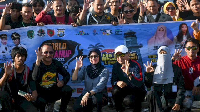 Bupati Luwu Utara bersama warga dan jajaran pemerintahan Luwu Utara dalam acara Fun Camping Wisata Bahari. Foto: dok