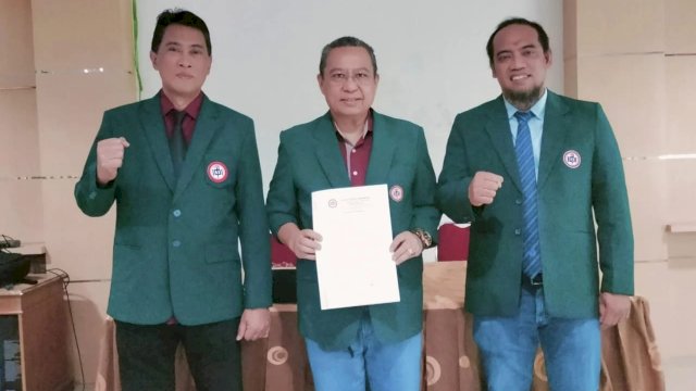 Dua kandidat Ketua IDI Makassar berfoto bersama Panitia Muscab IDI Makassar. Foto: Portalmedia/Dewi